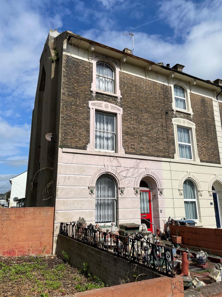 Lot: 111 - END-TERRACE HOUSE FOR IMPROVEMENT - Front photo of building